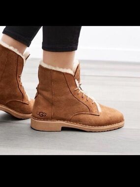 UGG Women's Quincy boots Sz 8.5
